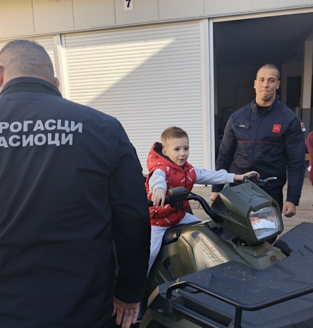 MPopovic14's tweet photo. Лазар и Никола у улози ватрогасца.😃 https://t.co/pQTm0fQr4n