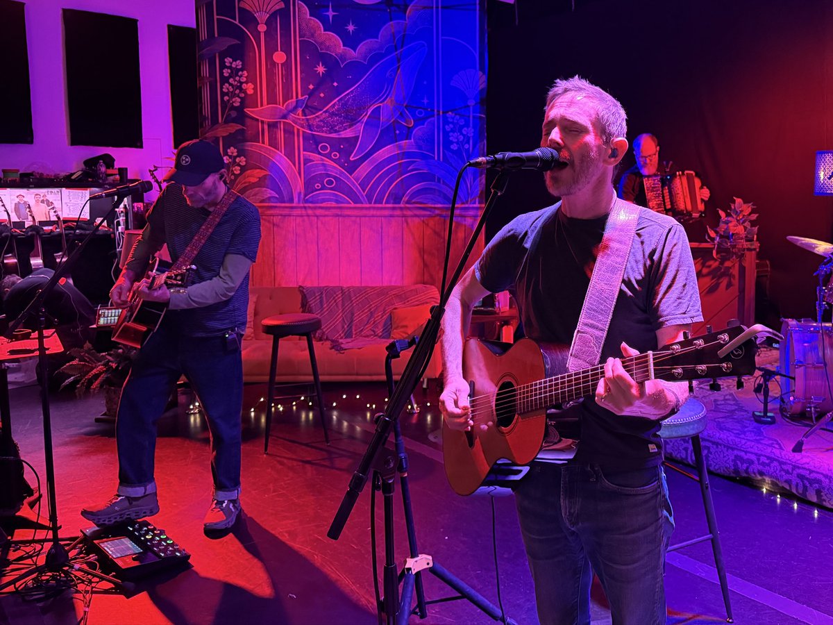 ToadWetSprocket's tweet photo. Locking in the setlist.
Rings: The Acoustic Tour starts next week. 
🎟 https://t.co/Dy4tRiQcYn
📸 Carl Thomson https://t.co/PHR5sSjXdm