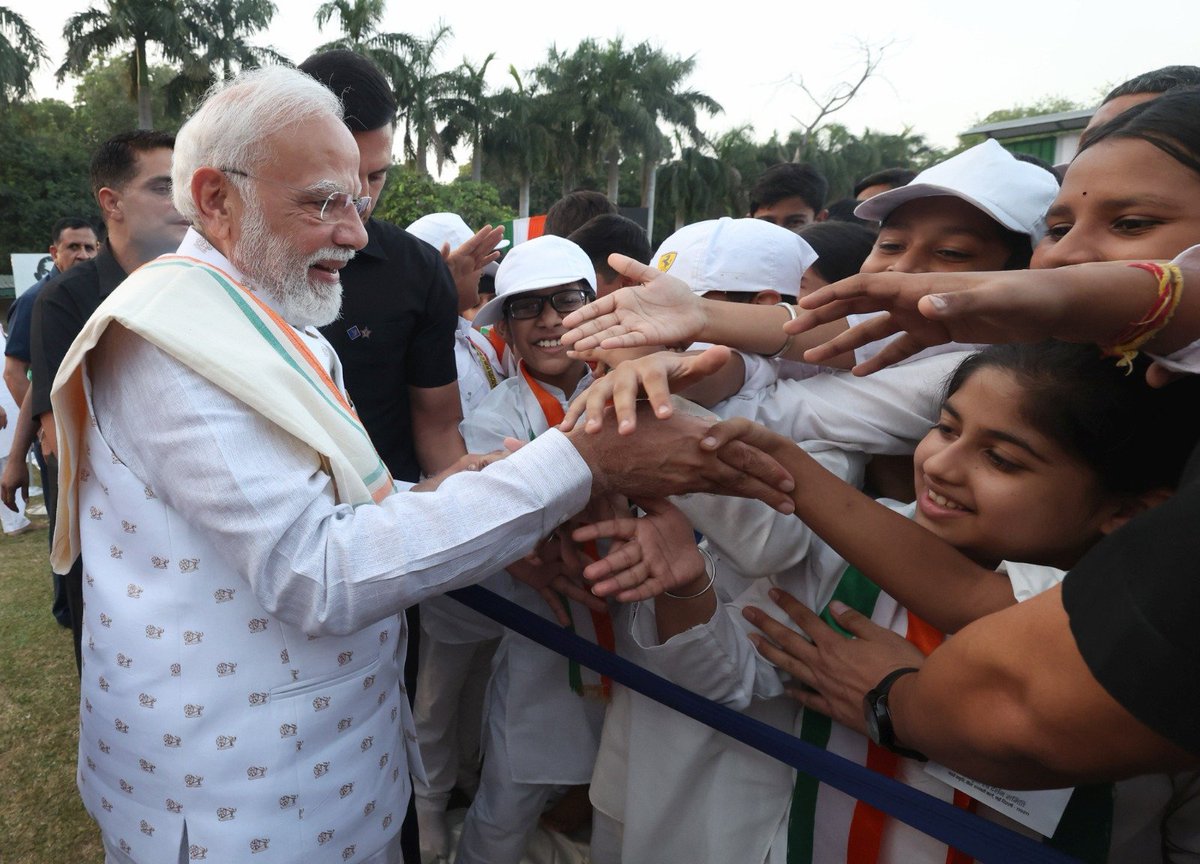narendramodi tweet picture