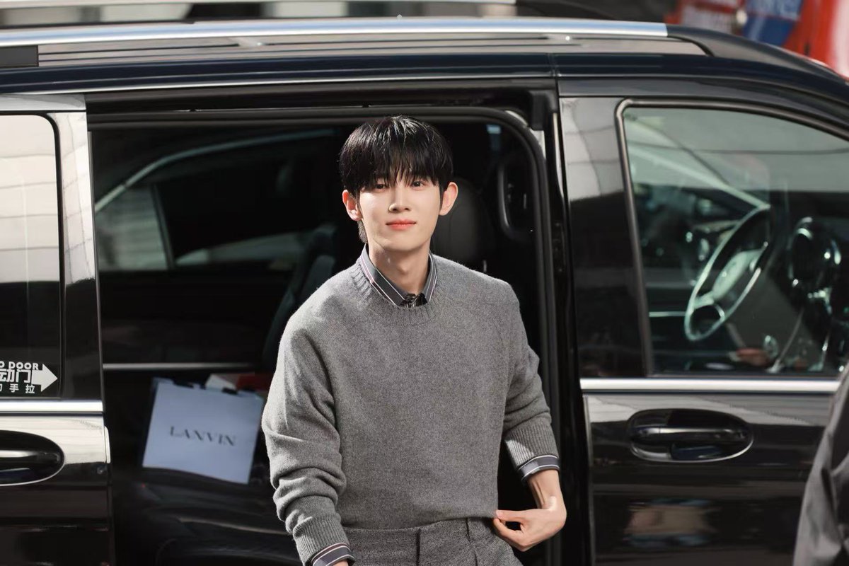 htilb9's tweet photo. 시우의 은은한 우아함이 LANVIN의 고전적인 감성과 완전히 맞물려, 브랜드의 매력을 새롭게 만들어내💜

PARK SIWOO AT LANVIN PFWSS27

#PARKSIWOOxLANVIN
#PARKSIWOO
#LANVINPFWSS27 https://t.co/t4n7ovE9gf