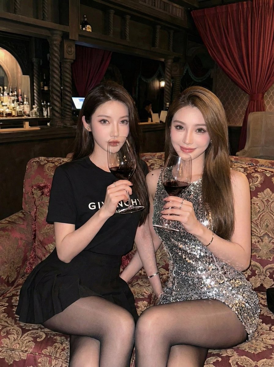 mr1_lee's tweet photo. 红酒的后劲在深夜，丝袜的诱惑在细节成年人的世界，连微醺都要裹上一层体面的外衣。 https://t.co/BIZlbZLsF8