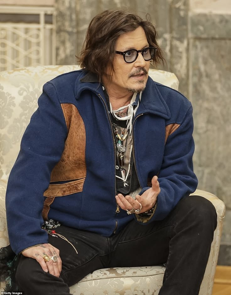 ehmlzx30725's tweet photo. You never really know what someone is carrying.

Some people are fighting battles behind a smile, answering “I’m good” because they don’t even know how to explain what’s wrong.

Be kind. You never know when someone is barely holding themselves together.

Johnny depp https://t.co/CJXF5ElMbE