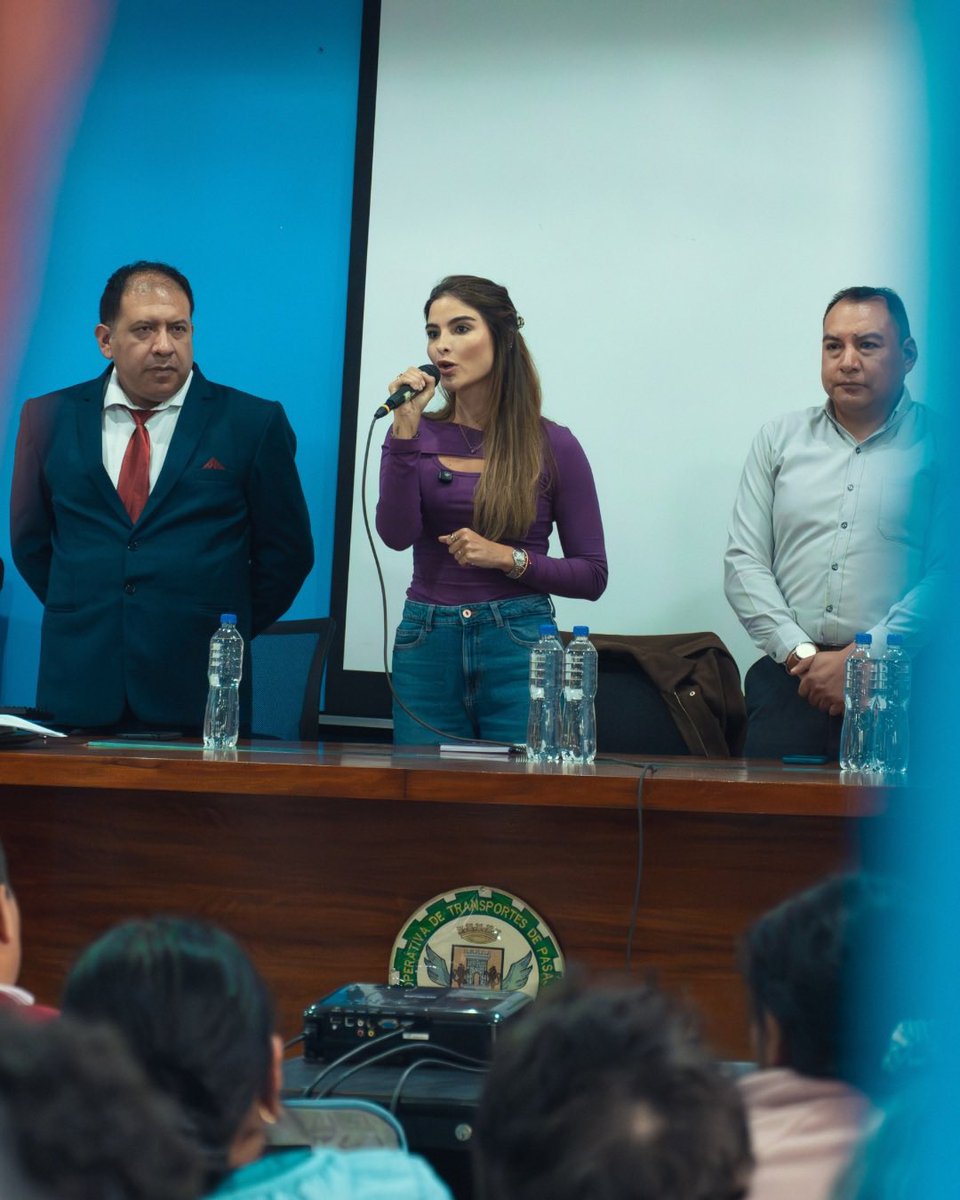 GiovaUbidiaOk's tweet photo. Junto a transportistas del Valle de Los Chillos analizamos soluciones reales a los problemas de movilidad que viven a diario porque #Pichincha merece escribir una nueva historia.

#GiovannaDejaHuella #PichinchaCreceContigo https://t.co/fnpmGATbxs