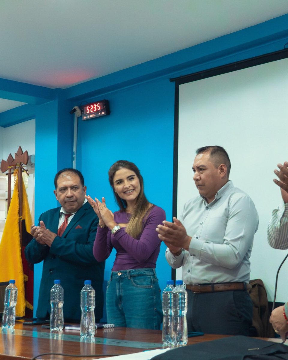 GiovaUbidiaOk's tweet photo. Junto a transportistas del Valle de Los Chillos analizamos soluciones reales a los problemas de movilidad que viven a diario porque #Pichincha merece escribir una nueva historia.

#GiovannaDejaHuella #PichinchaCreceContigo https://t.co/fnpmGATbxs
