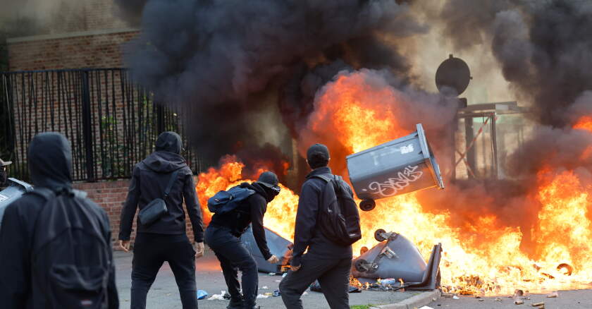 CerfiaFR's tweet photo. 🇫🇷🔥 FLASH | Les représentants du mouvement des lycéens se DÉSOLIDARISENT des violences urbaines, affirmant qu’elles ne sont pas commises par les lycéens. https://t.co/Y6vn78ltmV