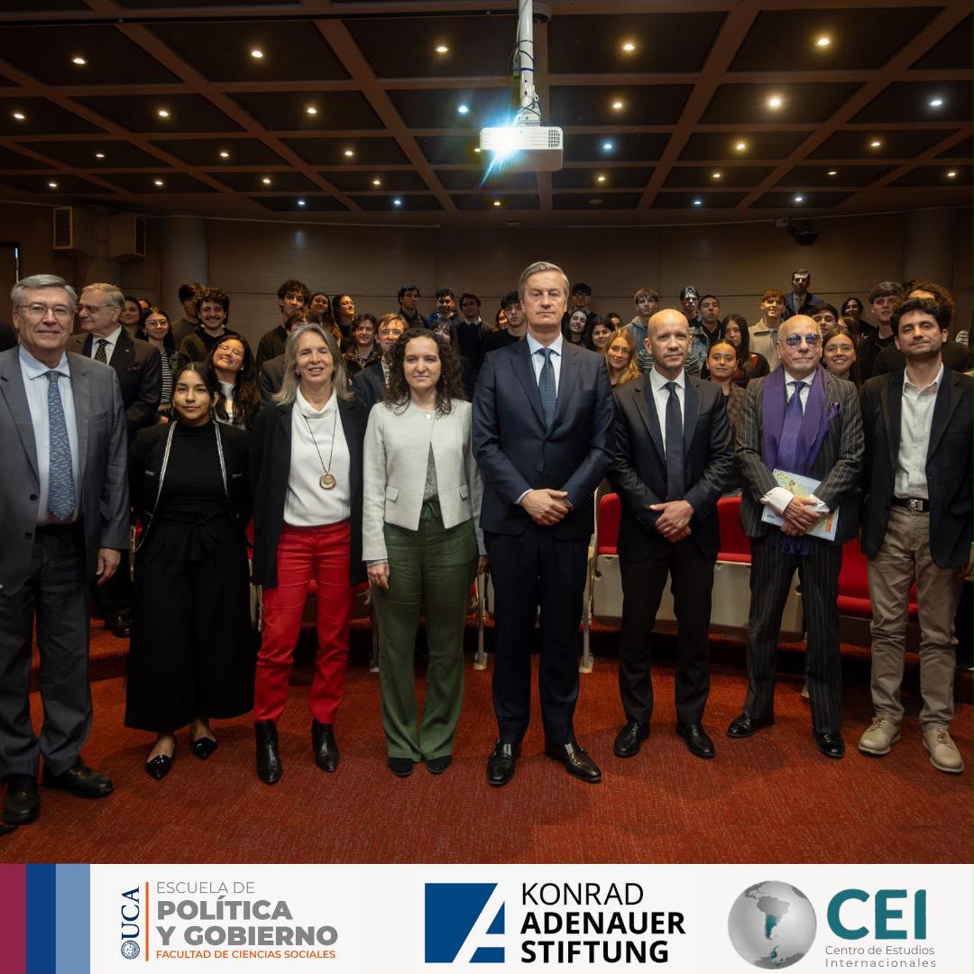 CEI_UCA's tweet photo. #Conferencia🎙️| “Argentina y la Unión Europea: socios en un mundo incierto".
El día lunes 28 de septiembre tuvimos el honor de recibir a Erik Høeg, Embajador de la Unión Europea en Argentina.
🤝 La actividad fue organizada por el CEI-UCA, @programaUE, @EPG_UCA, y @KAS_Argentina. https://t.co/VvW79JcggS