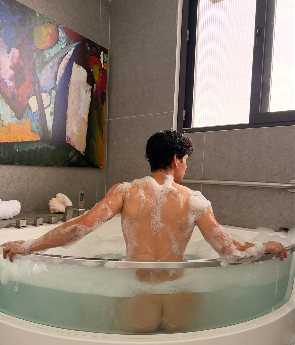 Jonathan_hs26's tweet photo. Don’t stare too long, it gets wet https://t.co/qN40teCSeI