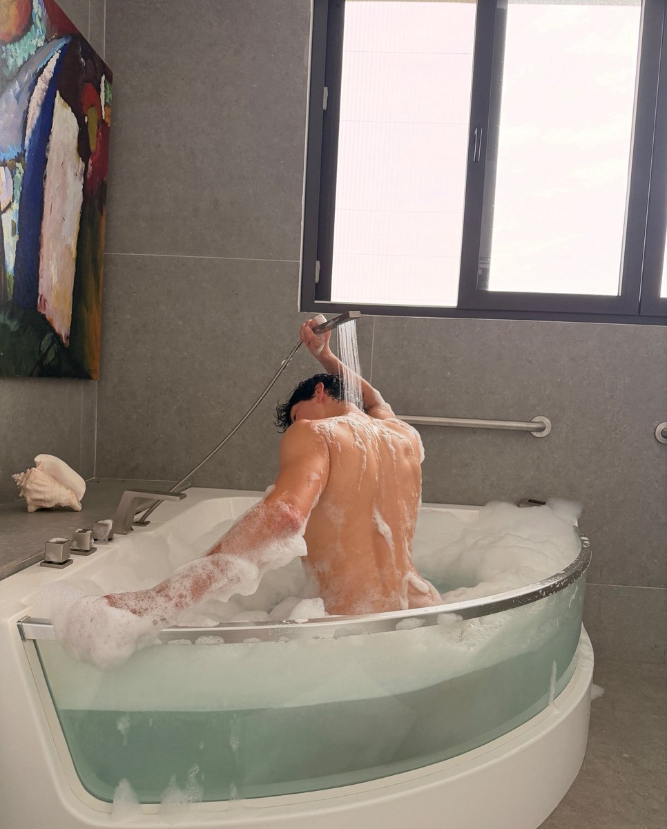 Jonathan_hs26's tweet photo. Don’t stare too long, it gets wet https://t.co/qN40teCSeI