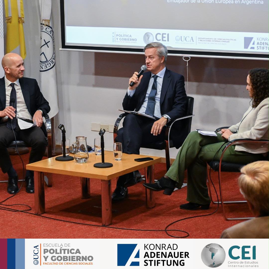 CEI_UCA's tweet photo. #Conferencia🎙️| “Argentina y la Unión Europea: socios en un mundo incierto".
El día lunes 28 de septiembre tuvimos el honor de recibir a Erik Høeg, Embajador de la Unión Europea en Argentina.
🤝 La actividad fue organizada por el CEI-UCA, @programaUE, @EPG_UCA, y @KAS_Argentina. https://t.co/VvW79JcggS