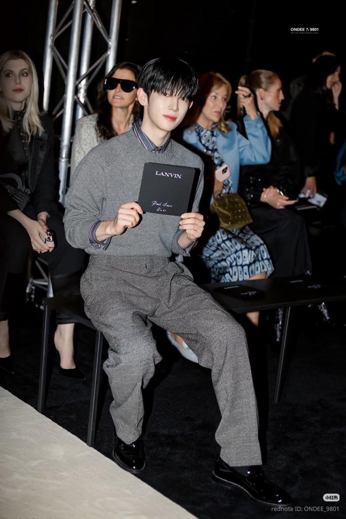 vtcng2010's tweet photo. The definition of poise and sophistication. Park Siwoo lighting up the front row with his gentle presence and immaculate @Lanvin tailoring. ✨
He truly shines on every stage. 🫶

PARK SIWOO AT LANVIN PFWSS27
#PARKSIWOOxLANVIN
#PARKSIWOO https://t.co/Fpf3nUv9Hl
