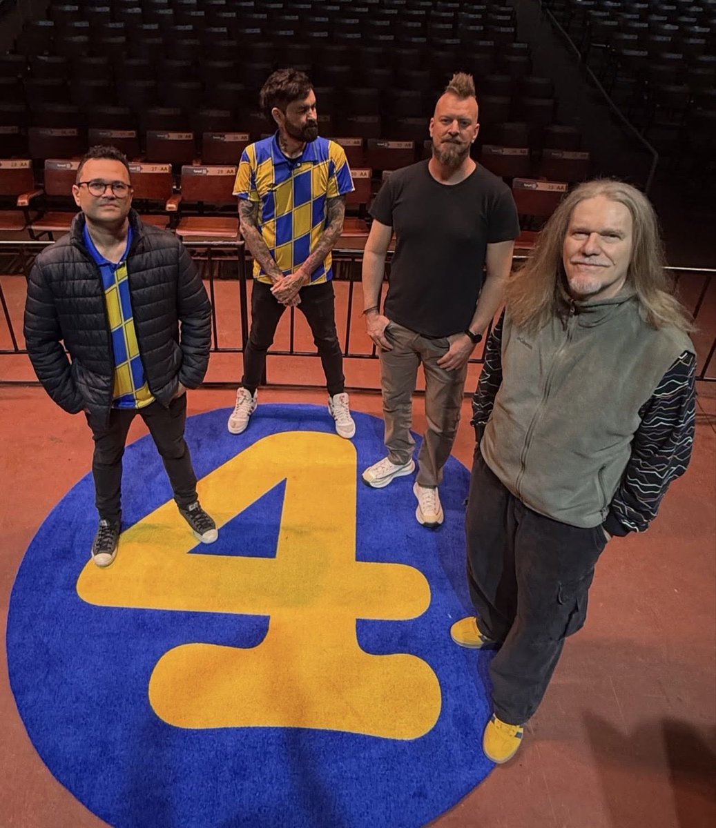 estebantavares's tweet photo. Acabando as “férias”. Partindo pra Curitiba para o aniversário da minha afilhada, terminando gravação do Ruvie, Projeto Chumbo e depois temos mais de 40 shows já marcados com essa turma! Bora, chegou a hora! https://t.co/1VKxwH1PNO