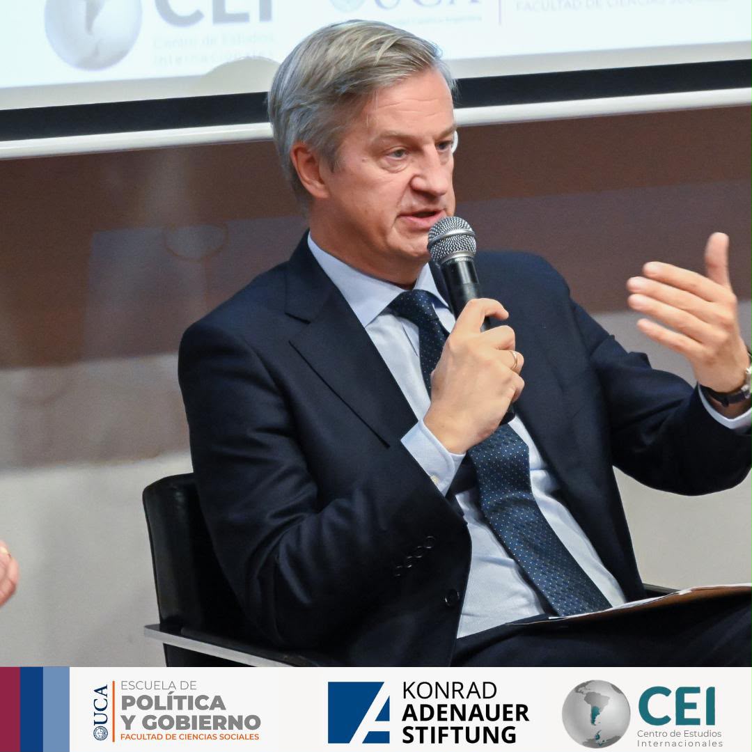 CEI_UCA's tweet photo. #Conferencia🎙️| “Argentina y la Unión Europea: socios en un mundo incierto".
El día lunes 28 de septiembre tuvimos el honor de recibir a Erik Høeg, Embajador de la Unión Europea en Argentina.
🤝 La actividad fue organizada por el CEI-UCA, @programaUE, @EPG_UCA, y @KAS_Argentina. https://t.co/VvW79JcggS