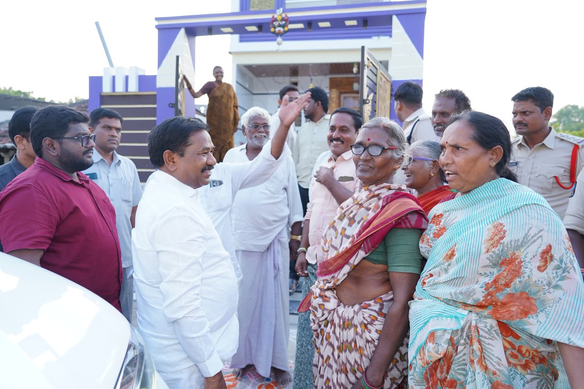 Drswamydola's tweet photo. జరుగుమల్లి మండలం దావగూడూరులో అనారోగ్యంతో బాధపడుతున్న టీడీపీ నాయకులు బ్రహ్మేంద్రం గారిని పరామర్శించాను
ఆరోగ్య పరిస��థితి అడిగి తెలుసుకుని ధైర్యం చెప్పాను
టీడీపీ అంటే ఒక కుటుంబం, ఏ కార్యకర్తకు కష్టమొచ్చినా పార్టీ మొత్తం అండగా నిలబడుతుంది.
#DSBVSwamy #Swamyforkondapi #manaswamymanakondapi #kondapi #jaikaryakartha