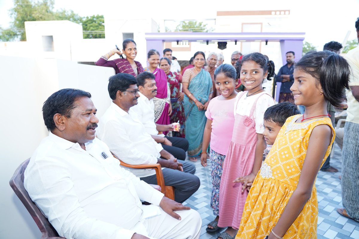 Drswamydola's tweet photo. జరుగుమల్లి మండలం దావగూడూరులో అనారోగ్యంతో బాధపడుతున్న టీడీపీ నాయకులు బ్రహ్మేంద్రం గారిని పరామర్శించాను
ఆరోగ్య పరిస��థితి అడిగి తెలుసుకుని ధైర్యం చెప్పాను
టీడీపీ అంటే ఒక కుటుంబం, ఏ కార్యకర్తకు కష్టమొచ్చినా పార్టీ మొత్తం అండగా నిలబడుతుంది.
#DSBVSwamy #Swamyforkondapi #manaswamymanakondapi #kondapi #jaikaryakartha