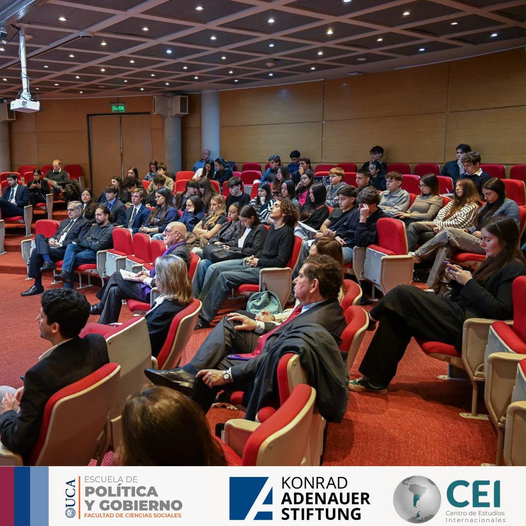 CEI_UCA's tweet photo. #Conferencia🎙️| “Argentina y la Unión Europea: socios en un mundo incierto".
El día lunes 28 de septiembre tuvimos el honor de recibir a Erik Høeg, Embajador de la Unión Europea en Argentina.
🤝 La actividad fue organizada por el CEI-UCA, @programaUE, @EPG_UCA, y @KAS_Argentina. https://t.co/VvW79JcggS