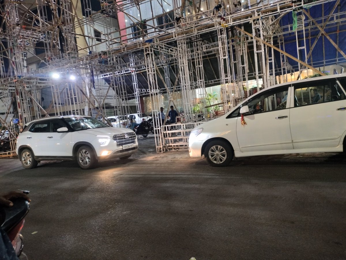 nirikhyaka's tweet photo. ରାସ୍ତା ଉପରେ ଗାଡି ପାର୍କିଂ @SP_BRAHMAPUR @DGPOdisha @trafficbpr https://t.co/LyLFnfBnM5