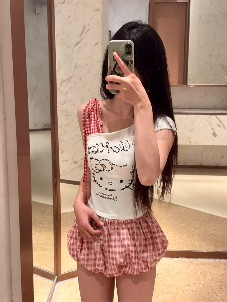 debra52kf7's tweet photo. 从小缺爱～你会疼我吗？

有人想锐评一下我14岁的福嘛 ？🥹   

不要🚪赶紧看，我要删了！！！ https://t.co/TrPvtRqfOY