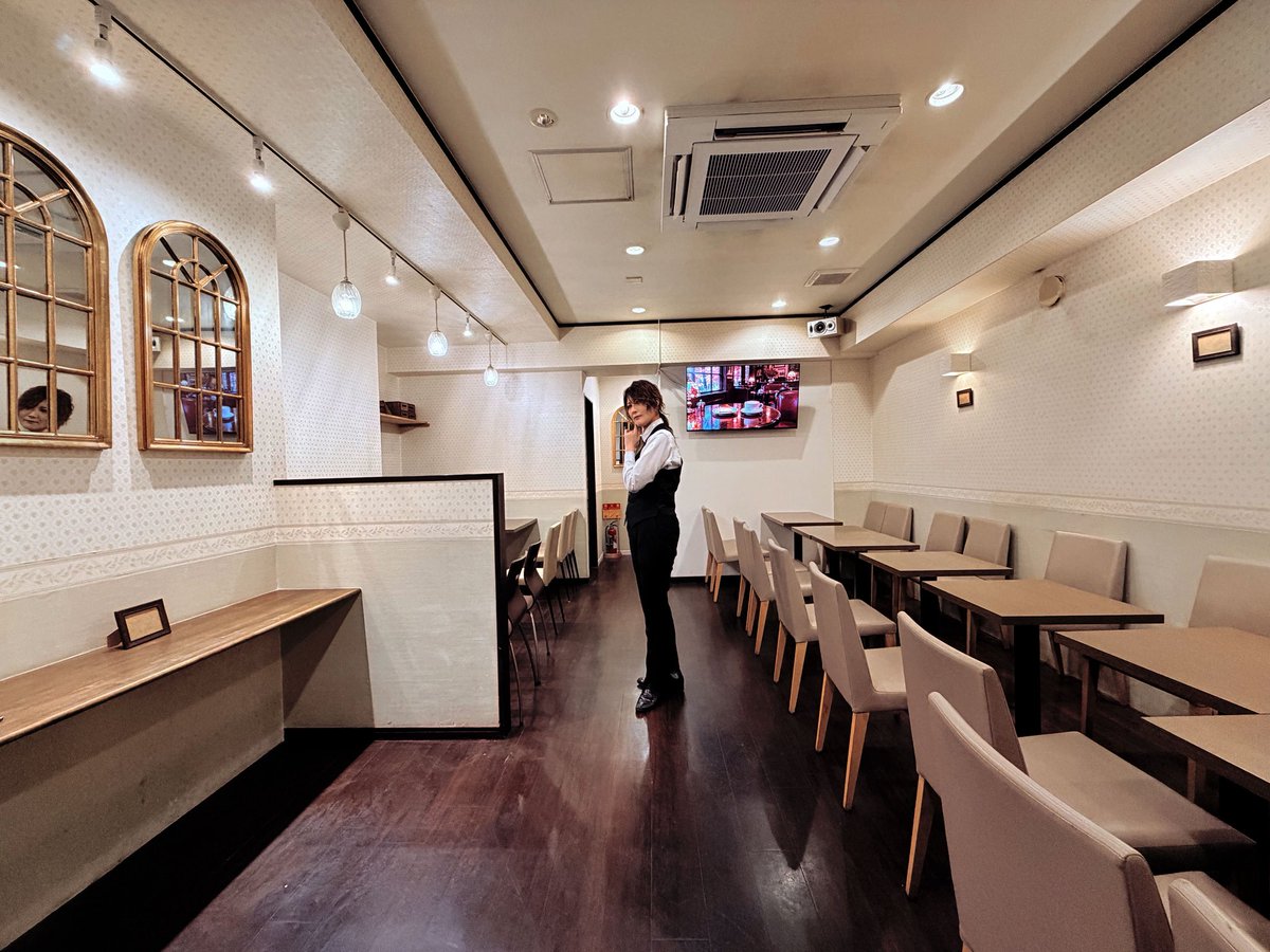 lunabar21's tweet photo. 本日から「大阪東心斎橋 男装夜喫茶」と「大阪日本橋 男装純喫茶」に分かれて2店舗で営業いたします✨

【本日10/3(土)の出勤】

🐈‍⬛男装夜喫茶ルナ
太陽 @taiyohyamamoto 

🌙男装純喫茶アルテミス
九十九 @tsukumo99_luna
タナト @tanato_thanatos
聖 @sei_dansou 

#男装カフェ #男装喫茶 #大阪 https://t.co/HWDiM1dn6d
