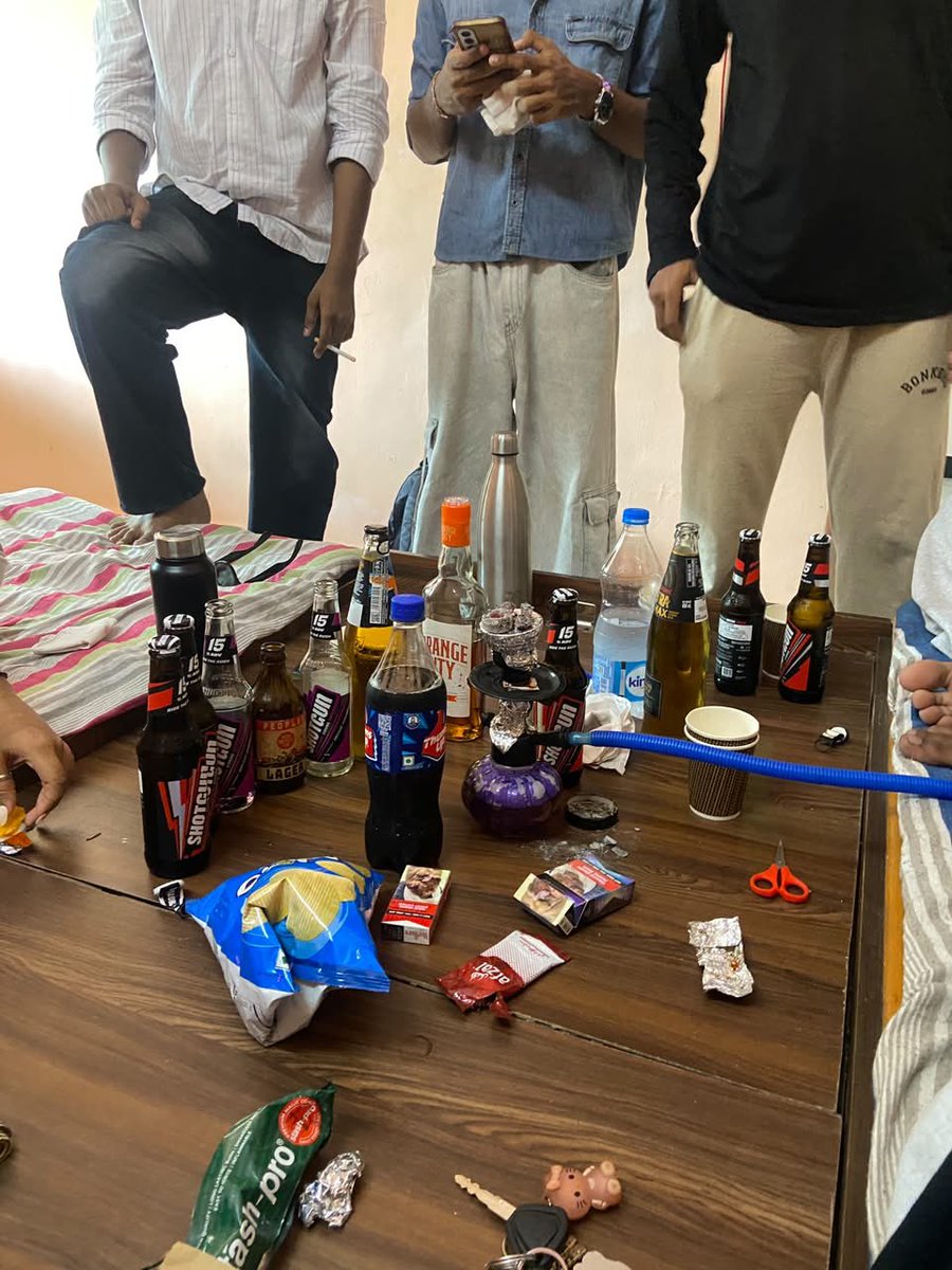 anshulbeams's tweet photo. orange city, peoples, shotgun, kingfisher ultra, thumbs up, diet coke,hookah and some ciggs https://t.co/u5sWoQlupW