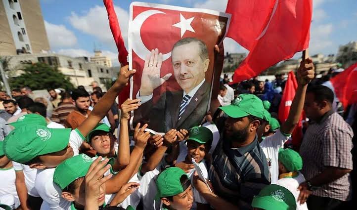 Tahaviyye's tweet photo. hükümet değil direkt anadolu türk'üne olan sevgilerinden bahsettim. hükümet gözü ile bakacaksak tek kişi erdoğan. gazze halkı ve kassam erdoğanı seviyor. şuan sevgi azalsa güven bâki. katar da ki hamas heyeti suikastini mit durduruyor. Türkiye'nin gazze politikasını doğru bulmuyorum fakat ir*ncıların propagandasına kanmamak gerek.
