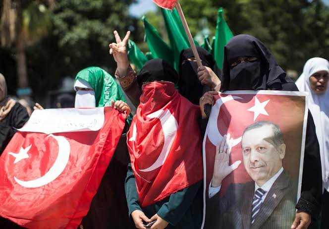 Tahaviyye's tweet photo. hükümet değil direkt anadolu türk'üne olan sevgilerinden bahsettim. hükümet gözü ile bakacaksak tek kişi erdoğan. gazze halkı ve kassam erdoğanı seviyor. şuan sevgi azalsa güven bâki. katar da ki hamas heyeti suikastini mit durduruyor. Türkiye'nin gazze politikasını doğru bulmuyorum fakat ir*ncıların propagandasına kanmamak gerek.
