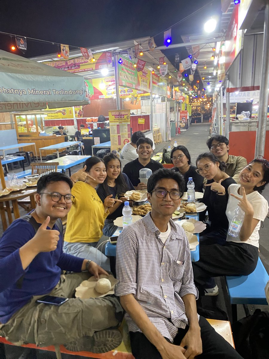 esjerukprs1's tweet photo. kayaknya harus buat agenda kumpul gini di setiap selesai bimbingan biar tetep waras satu sama lain #willsurvive  #semestertua #sukess https://t.co/muid6ARO6C