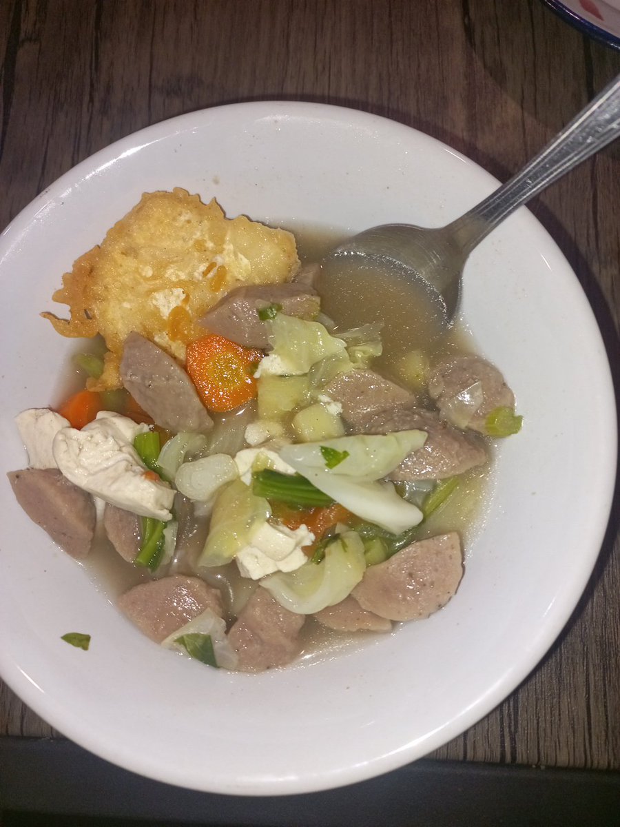 gratziev's tweet photo. adalah gue yang cuma makan sayur di bakbud doang🤤 https://t.co/WJ5uDwRdde
