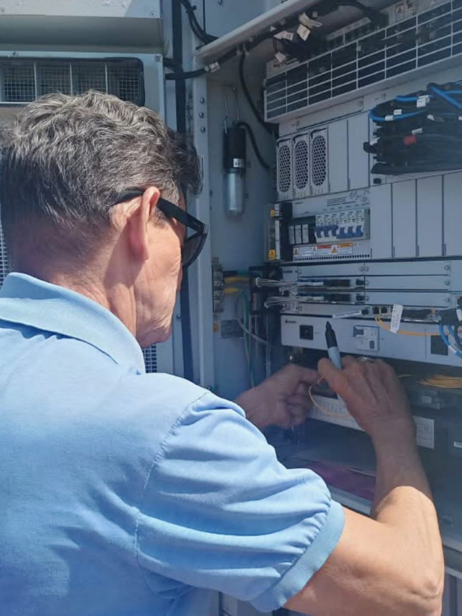 ETECSA_Cuba's tweet photo. En medio de las dificultades que enfrentamos, nuestros técnicos y especialistas no se detienen. Ellos mantienen su compromiso con las telecomunicaciones 📡 en el país.
#EtecsaConCuba 🇨🇺 https://t.co/xGcdgLuKdq