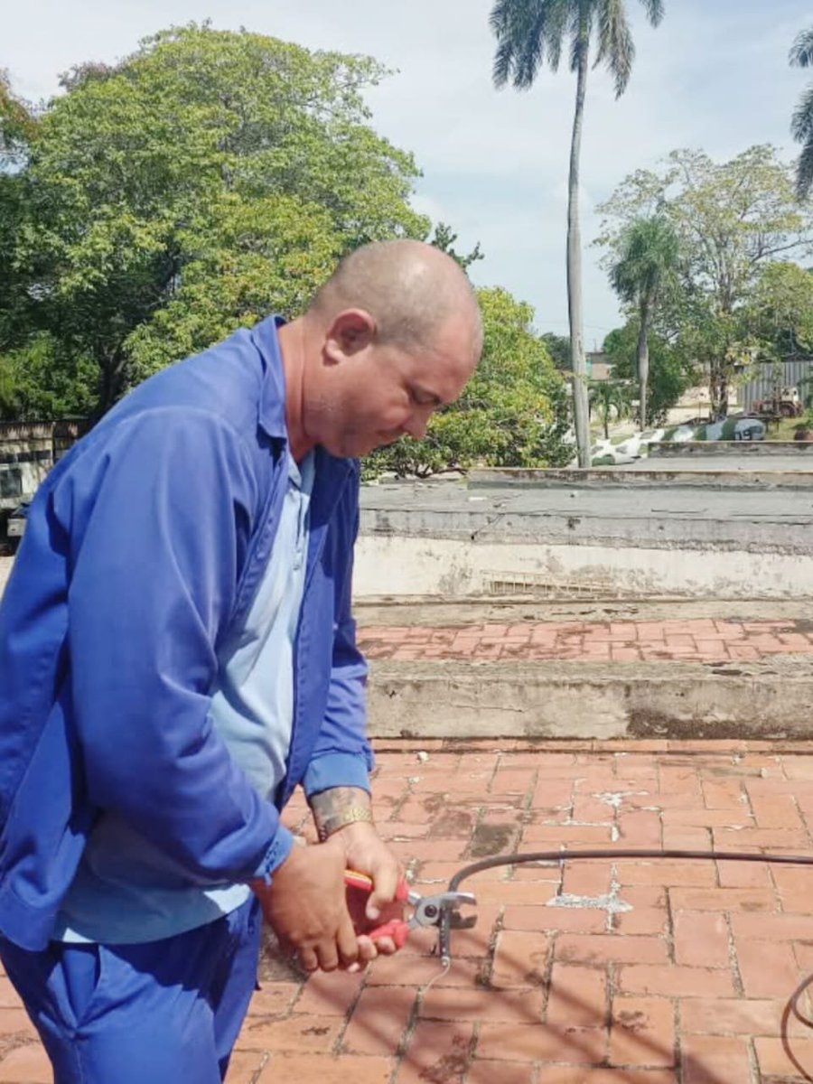 ETECSA_Cuba's tweet photo. En medio de las dificultades que enfrentamos, nuestros técnicos y especialistas no se detienen. Ellos mantienen su compromiso con las telecomunicaciones 📡 en el país.
#EtecsaConCuba 🇨🇺 https://t.co/xGcdgLuKdq