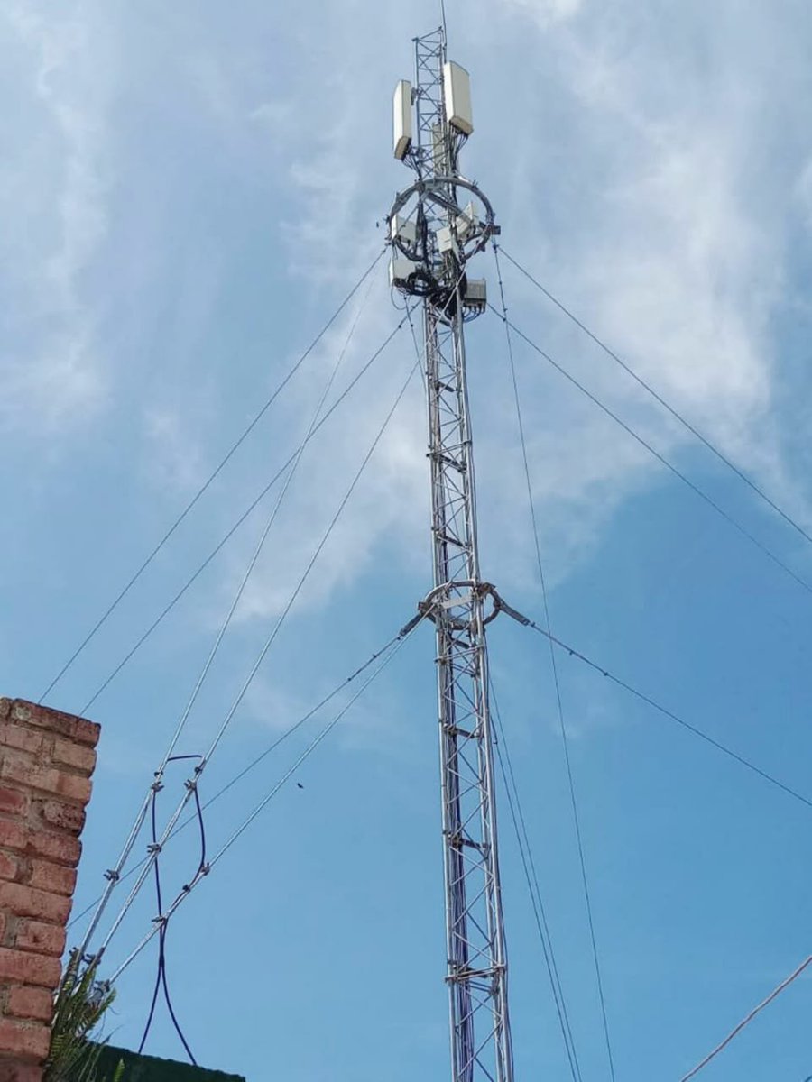 ETECSA_Cuba's tweet photo. En medio de las dificultades que enfrentamos, nuestros técnicos y especialistas no se detienen. Ellos mantienen su compromiso con las telecomunicaciones 📡 en el país.
#EtecsaConCuba 🇨🇺 https://t.co/xGcdgLuKdq