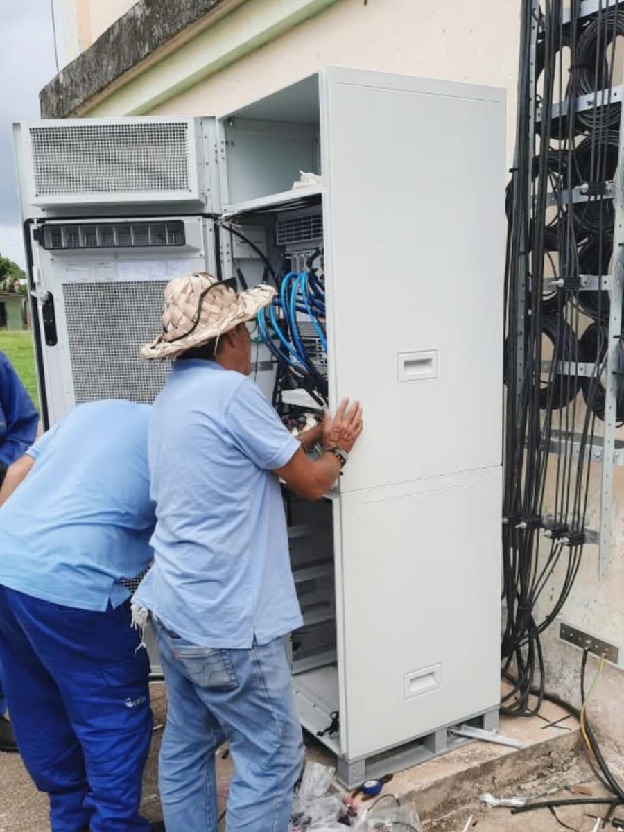 ETECSA_Cuba's tweet photo. En medio de las dificultades que enfrentamos, nuestros técnicos y especialistas no se detienen. Ellos mantienen su compromiso con las telecomunicaciones 📡 en el país.
#EtecsaConCuba 🇨🇺 https://t.co/xGcdgLuKdq