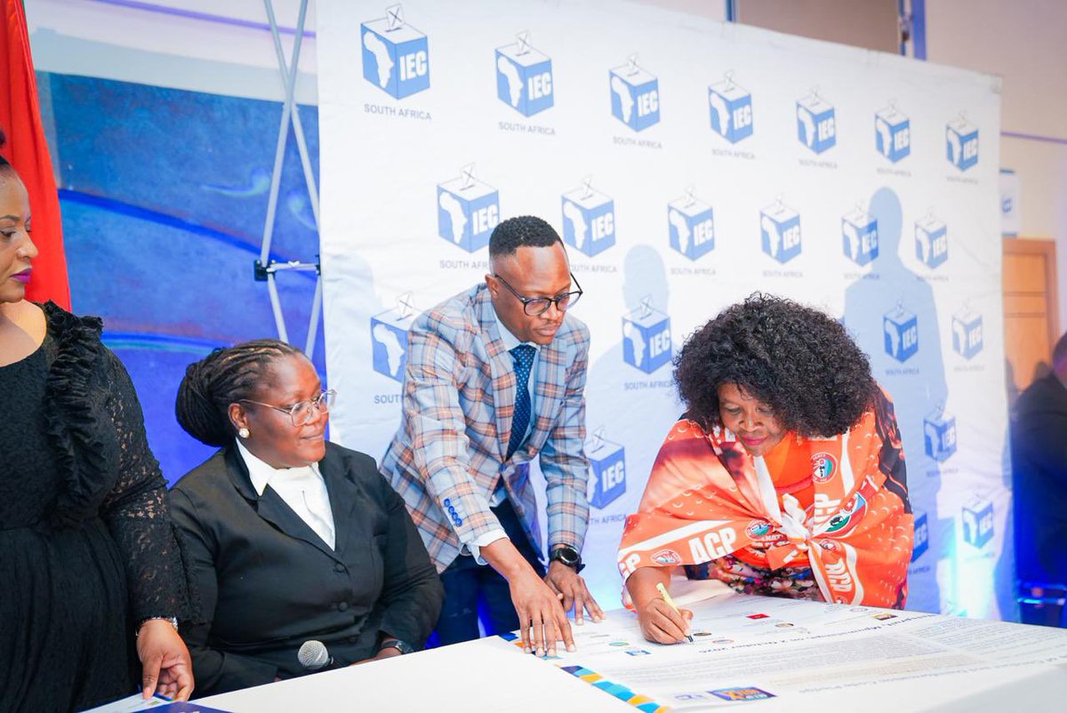 IECSouthAfrica's tweet photo. 📍Mpumalanga #CodeofConduct Pledge Signing

Approximately 127 political candidates in the province are contesting the 2026 LGE.

Keynote address, Vice Chairperson Commissioner Janet Love encouraged attendees to report disinformation through REAL411: https://t.co/MD7frDy4NF https://t.co/k7OprWB01W