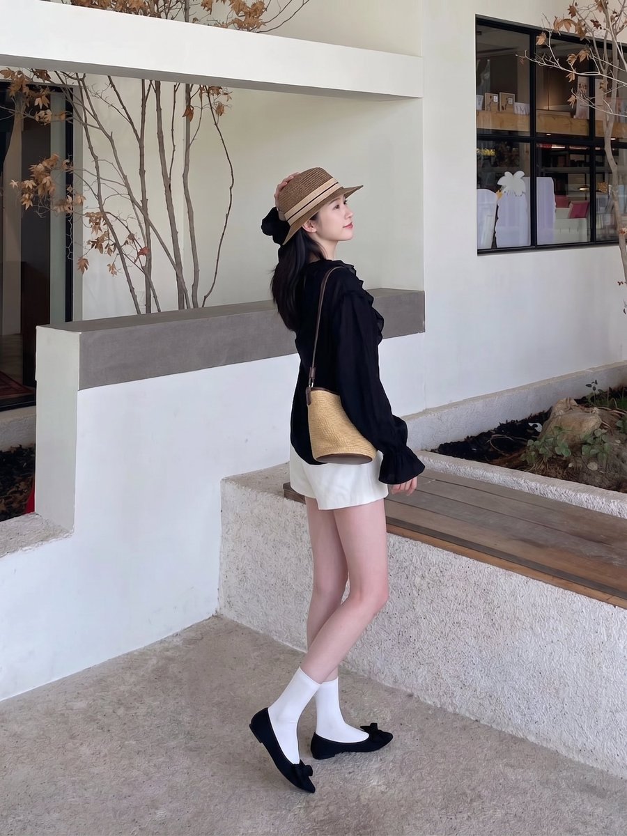 wayl_khdr's tweet photo. "摒弃一切杂色，黑白才是对双腿线条最高级的致敬。你觉得呢？" https://t.co/vUeEuIhStX