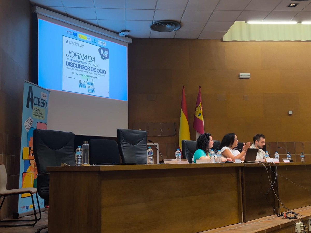 proyectoacibera's tweet photo. 👩🏻‍🏫 Jornadas de Sensibilización contra los Discursos de Odio 

Muchas gracias al profesorado de ESO que ayer nos acompañó. Porque educar también es enseñar a mirar críticamente aquello que consumimos, compartimos y normalizamos.

¿Quieres descubrir qué hicimos en las jornadas? ⬇️ https://t.co/lDOCtcezBS