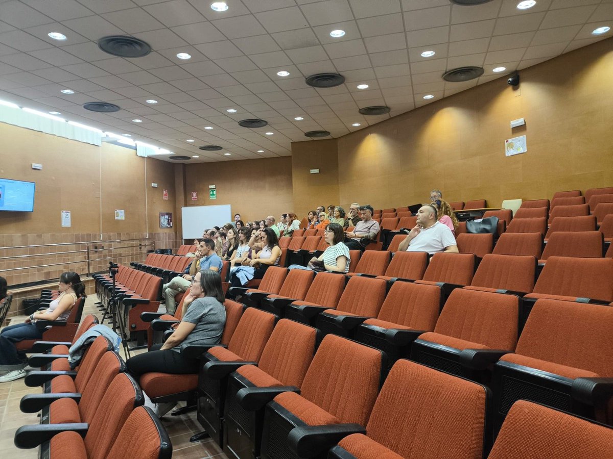 proyectoacibera's tweet photo. 👩🏻‍🏫 Jornadas de Sensibilización contra los Discursos de Odio 

Muchas gracias al profesorado de ESO que ayer nos acompañó. Porque educar también es enseñar a mirar críticamente aquello que consumimos, compartimos y normalizamos.

¿Quieres descubrir qué hicimos en las jornadas? ⬇️ https://t.co/lDOCtcezBS