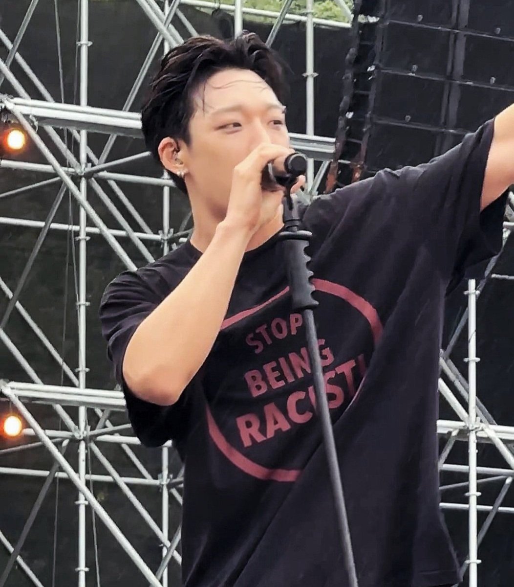 BOBBYPH0BIA_'s tweet photo. O camarada Bobby só faltando usar boné do MST nesses últimos tempos, camisa antirracismo, lenço palestino e ainda tem música citando Che Guevara e com clipe colocando a cara dele, reizinho https://t.co/kZZyqHzmhl