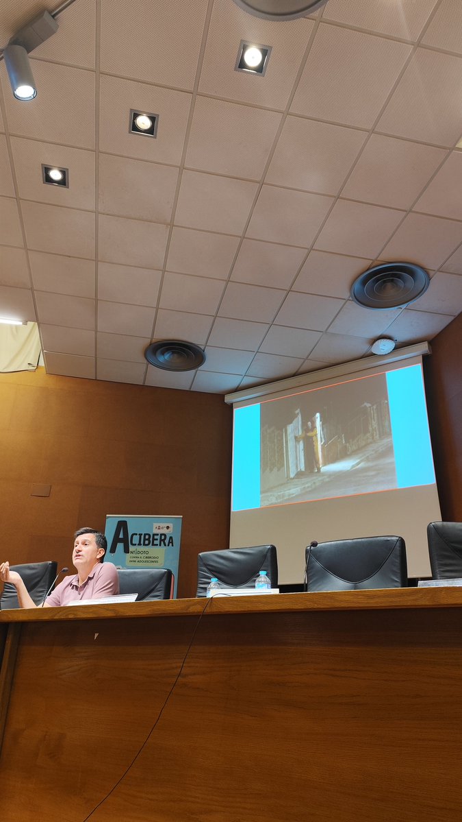 proyectoacibera's tweet photo. 🤯 ¿Sabrías reconocer una noticia falsa? El periodista deportivo de MovistarPlus +, Sergio Sánchez @sergiostd nos ofreció claves y recomendaciones para detectar Fake News, y cómo poder trabajar esta temática con nuestro alumnado https://t.co/ZOQdjuPv20