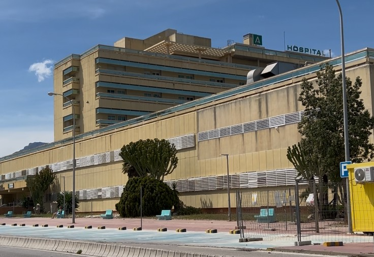 elmundoes's tweet photo. Detenido un médico tras la muerte de la enfermera con la que se alojaba en un hotel de Marbella https://t.co/U5YDu2EYnn https://t.co/MhGbo6MYl7