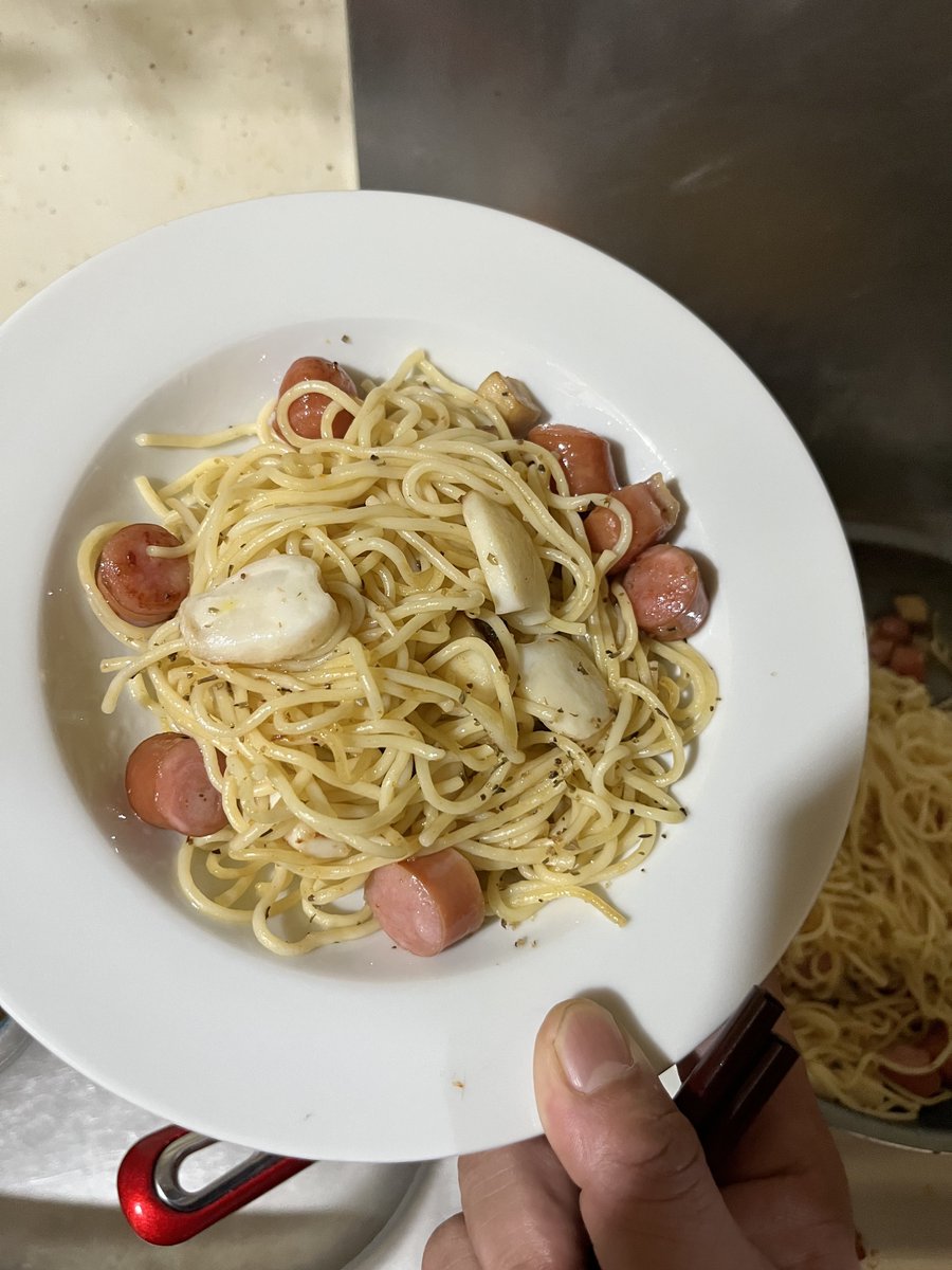 shakanezu's tweet photo. アーリオ・オーリオボンゴレビアンゴとピザトースト出来た
ピザトーストはちゃんと自作で焼き上げましたよ！ https://t.co/bTkMX7rPJb