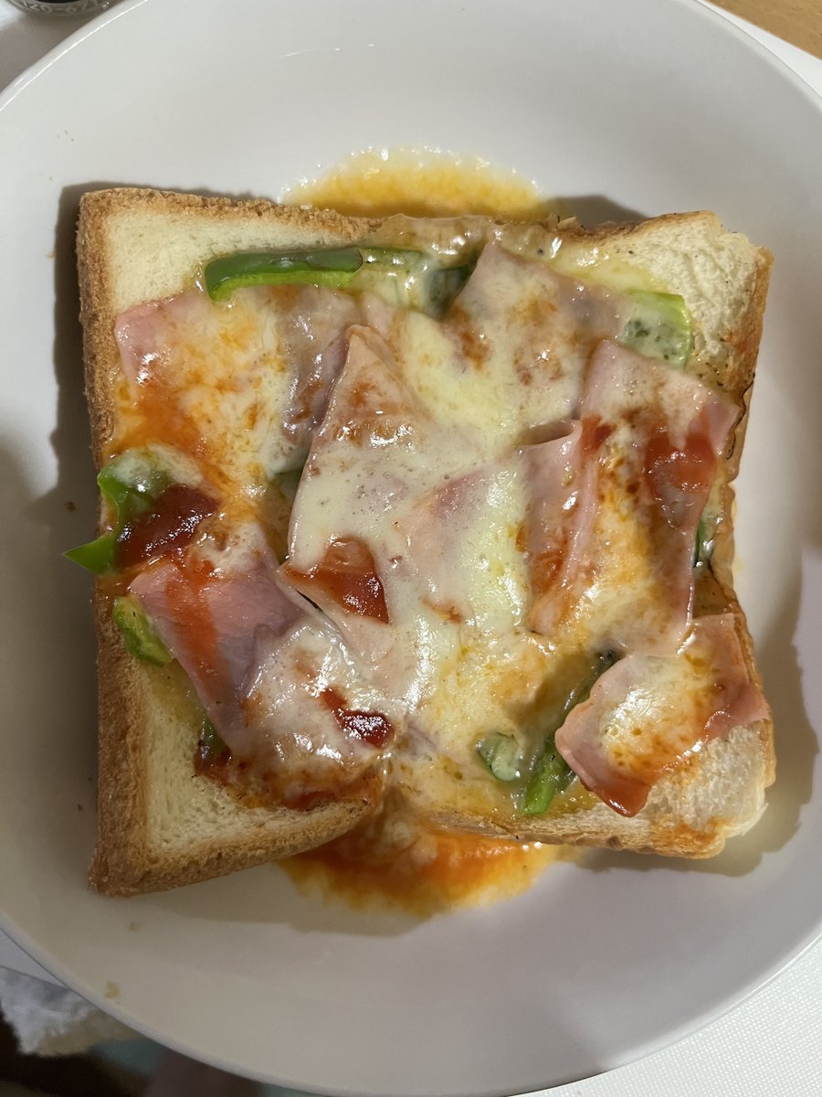 shakanezu's tweet photo. アーリオ・オーリオボンゴレビアンゴとピザトースト出来た
ピザトーストはちゃんと自作で焼き上げましたよ！ https://t.co/bTkMX7rPJb