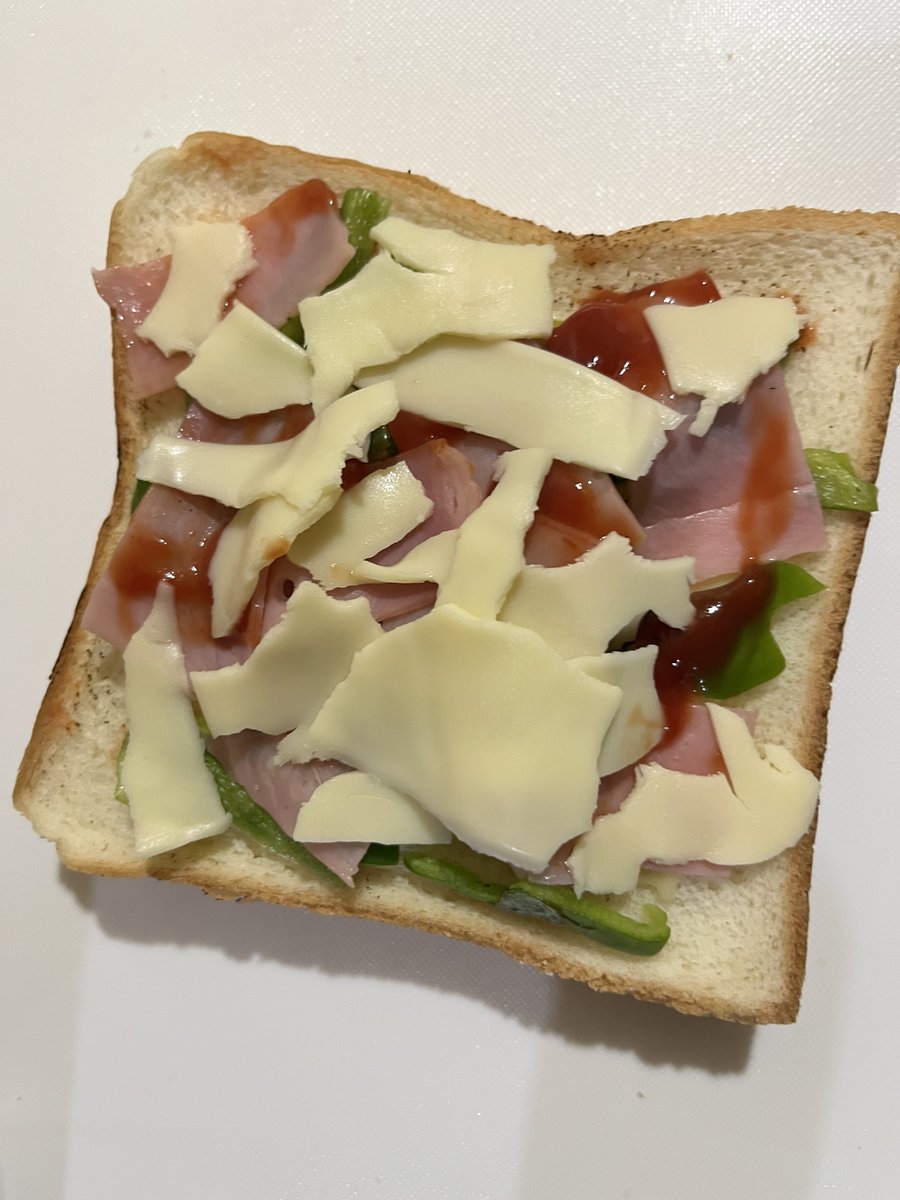 shakanezu's tweet photo. アーリオ・オーリオボンゴレビアンゴとピザトースト出来た
ピザトーストはちゃんと自作で焼き上げましたよ！ https://t.co/bTkMX7rPJb