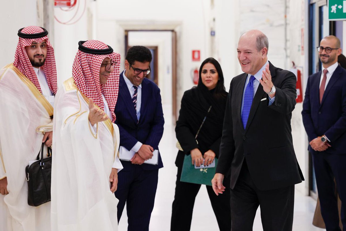 ItalyMFA's tweet photo. Il Segretario Generale della Farnesina, Amb. Riccardo Guariglia, ha incontrato a Roma il Vice Ministro per gli Affari Internazionali e Multilaterali del Regno dell’Arabia Saudita, Abdulrahman Al-Rassi. Al centro del colloquio le relazioni bilaterali e gli sviluppi in Medio Oriente, con uno scambio di vedute sulle principali dinamiche regionali e sulle prospettive di rafforzamento della cooperazione tra Italia e Arabia Saudita, in particolare sui temi multilaterali ed economici.

@KSAmofaEN