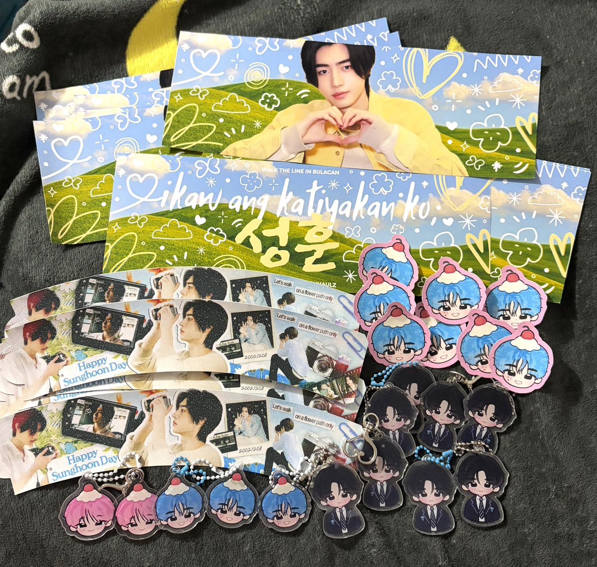 pshhaulz's tweet photo. CLUTCH FREEBIES but I found some extra items from my previous pre-orders, fan supp, etc. hehehe will give these out tomorroooow 💗 bahala na when and where 😂

#DunkinPH_ENDLESS #ENDLESSFunMeet #ENHYPEN https://t.co/E9eVw8MIFn