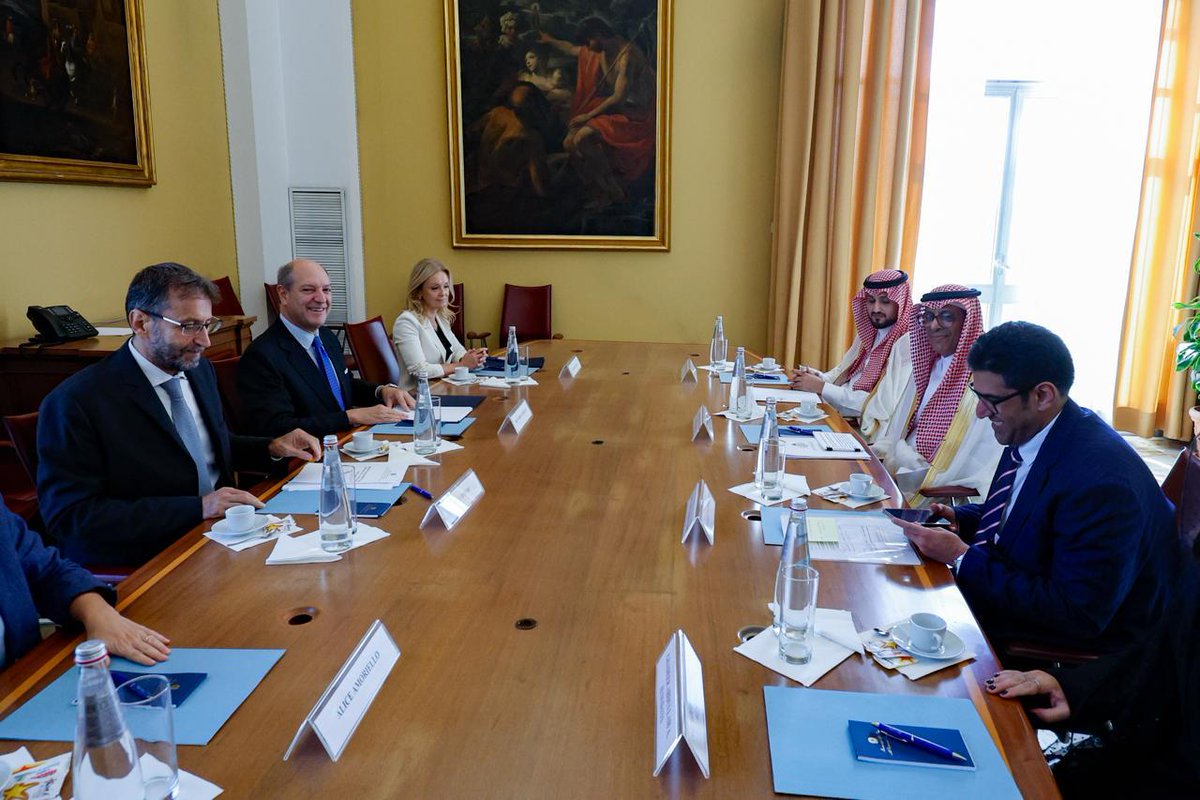 ItalyMFA's tweet photo. Il Segretario Generale della Farnesina, Amb. Riccardo Guariglia, ha incontrato a Roma il Vice Ministro per gli Affari Internazionali e Multilaterali del Regno dell’Arabia Saudita, Abdulrahman Al-Rassi. Al centro del colloquio le relazioni bilaterali e gli sviluppi in Medio Oriente, con uno scambio di vedute sulle principali dinamiche regionali e sulle prospettive di rafforzamento della cooperazione tra Italia e Arabia Saudita, in particolare sui temi multilaterali ed economici.

@KSAmofaEN