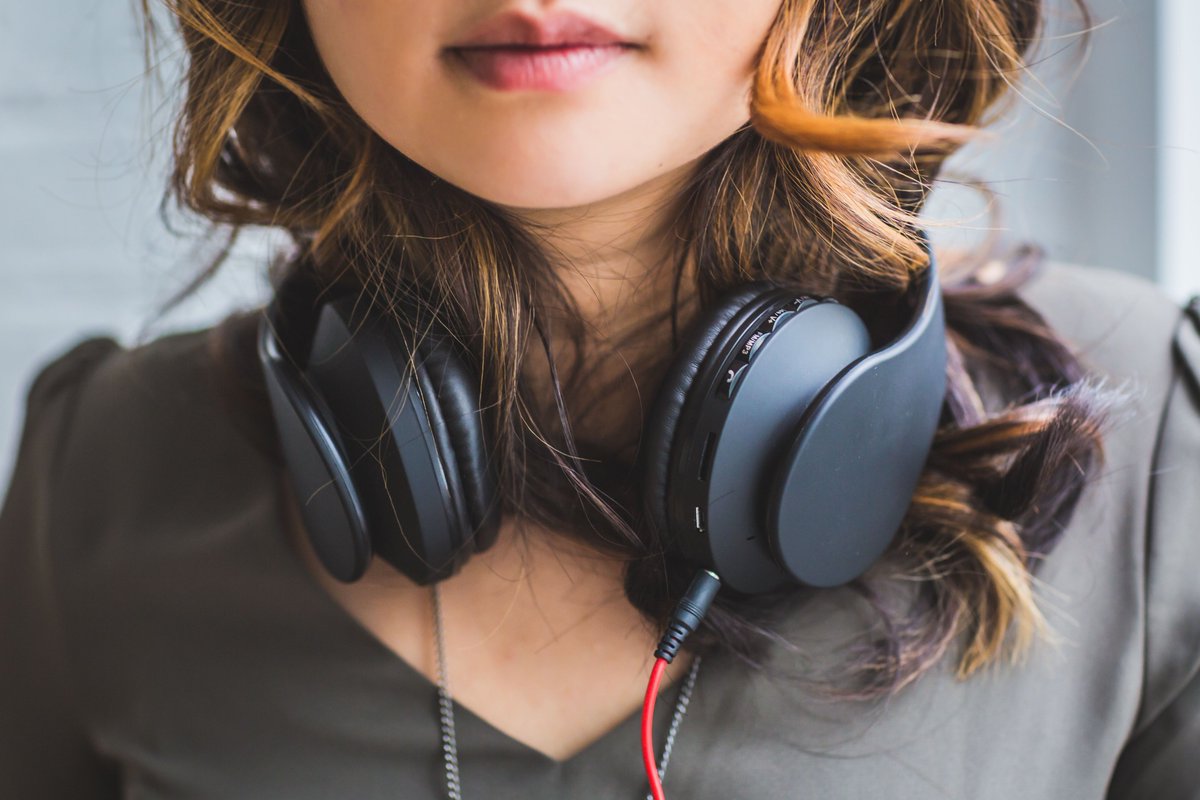 thappy_dapp's tweet photo. First time wearing actual headphones and I get why people wear em like this.

I lowk like the feeling of being choked https://t.co/OJqeRqGKbt
