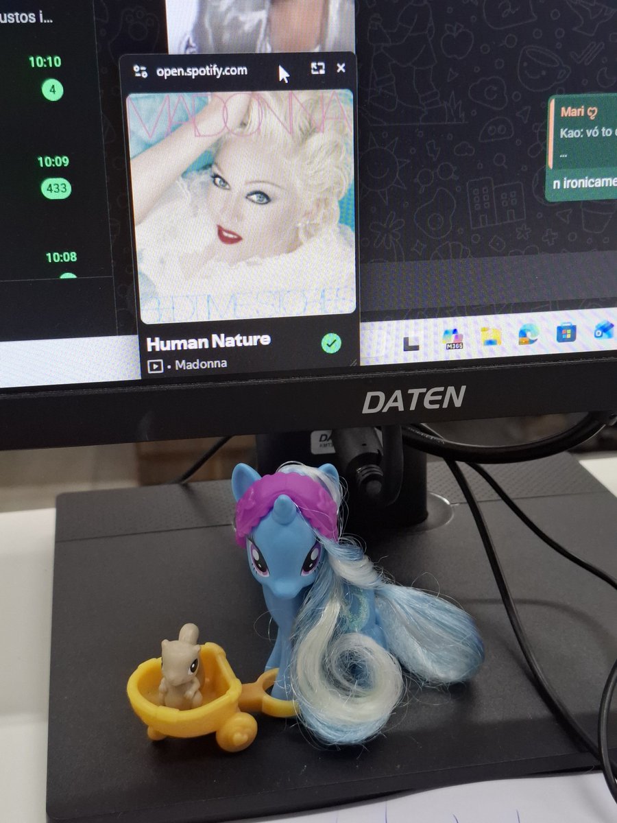 golkiryn's tweet photo. aql amg q leva pônei pro trabalho https://t.co/T83q4eglep