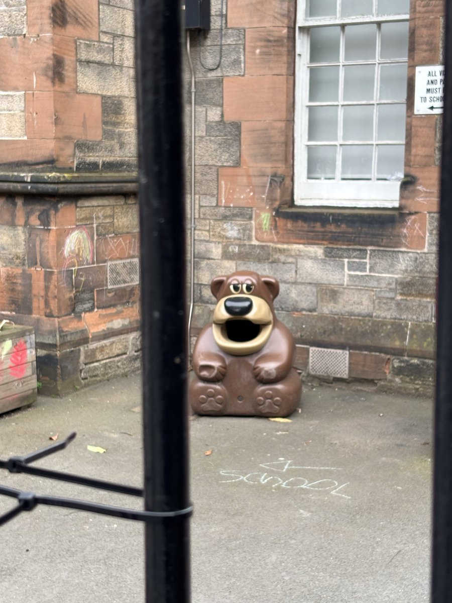 spiderhog78's tweet photo. I found a celebrity in Scotland https://t.co/Cg4ELRM14v
