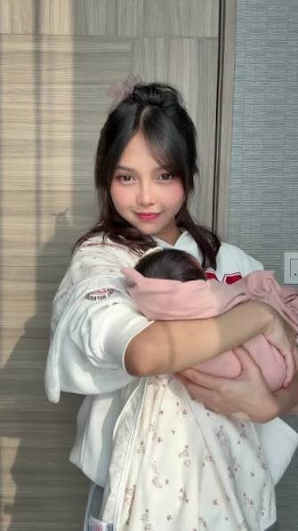 seduhtehnya's tweet photo. Meyden larang netizen bilang anaknya mirip Prabowo!!!

Dia minta netizen jangan komen soal wajah anaknya, Madelyn mirip Prabowo. 

Larangan itu berlaku nanti pas wajah Madelyn sudah tampil tanpa stiker karena Meyden ngaku baperan kalau soal anaknya.

Permintaan tersebut muncul setelah ada follower yang membalas story Meyden dengan pesan kalau Madelyn mirip Prabowo. 

Gak cuma itu, Meyden juga ngelarang pujian buat Madelyn pakai kata-kata kasar. Kalau mau kasar-kasaran, ke dia aja nggak apa-apa.

Sebelumnya Meyden emang udah rencana mau nunjukin wajah cantik Madelyn tanpa stiker karena udah 40 hari berlalu sejak lahiran.

Yaaaa namanya juga emak, anak sendiri pasti paling cantik, masa dibilang mirip Prabowo Netizen kenapa ada aja komen ajaibnyaa sih 🤔

Btw, mintea sendiri pernah baca katanya wajah bayi baru lahir emang banyak dibilang mirip Prabowo. Tapi itu cuma fase kok, sebentar aja. Nanti kalau agak besar, wajahnya pasti mirip mak bapaknya~