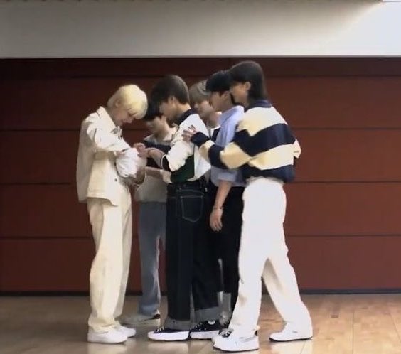 tenderquokka's tweet photo. la forma en la que bangchan cuidó de skz mientras todos crecían juntos ——un hilo NO apto para las personas que tienen corazón de pollo 𖧧 https://t.co/HbMB4U6zqz