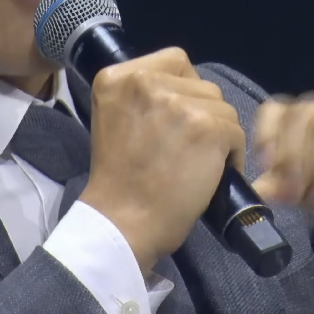 kosmogurl's tweet photo. this yummy bhjj hands size difference https://t.co/jYS2wpdsA7